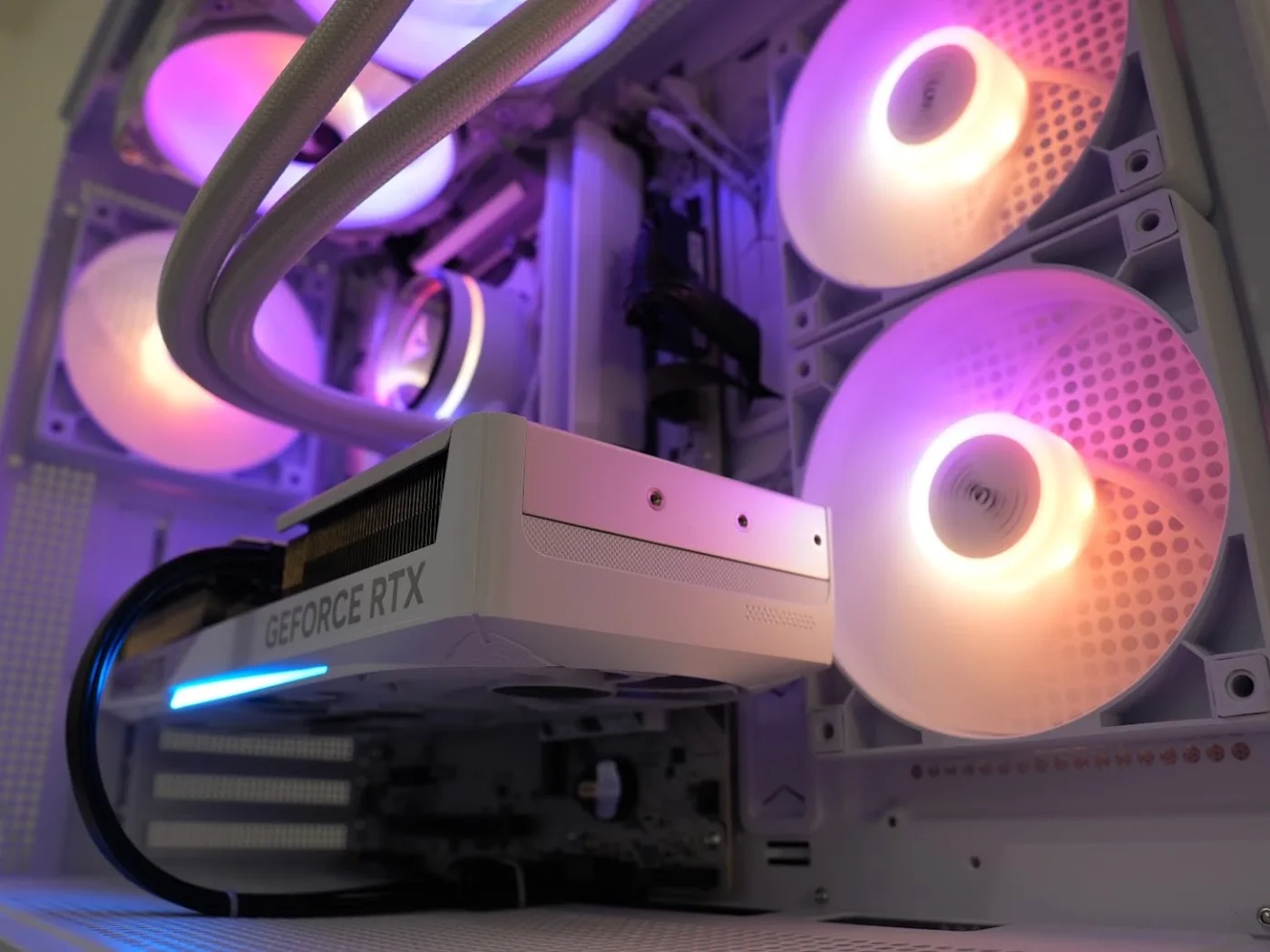 Blick in einen Custom-Build von TeutoTech — GeForce RTX, Wasserkühlung und weiße Lüfter